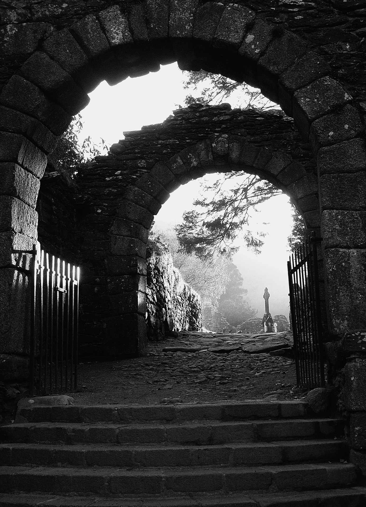 Irlandia, Glendalough, b&w, black and white, cmentarz, podróże, podróże po Europie, fotografia Monika Turska