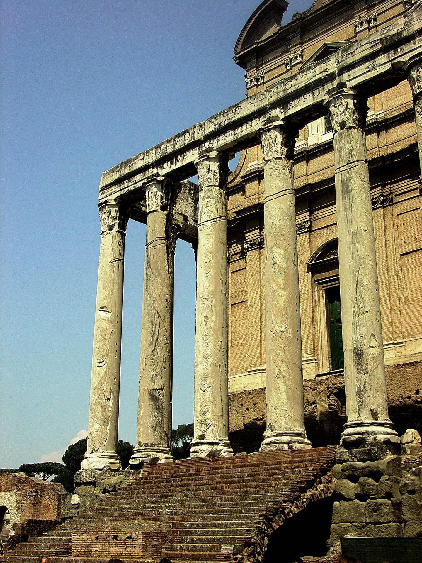 Świątynia Antoniusza i Faustyny, Forum Romanum, Rzym, podróże, podróże po Europie, fotografia Monika Turska