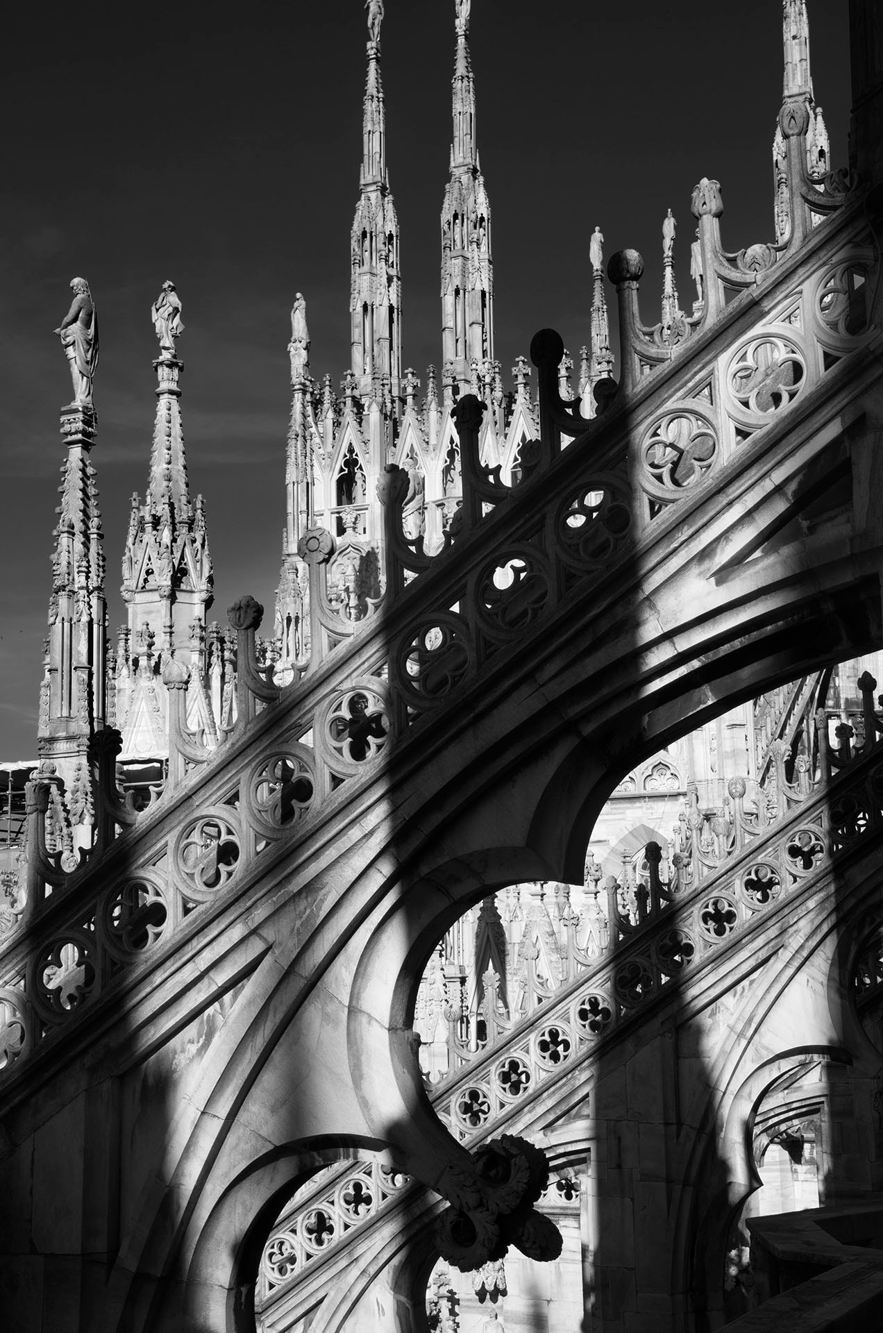 architektura, Mediolan, katedra gotycka, pinakle, maswerki, gotyk, Włochy, podróże, podróże po Europie, fotografia Monika Turska