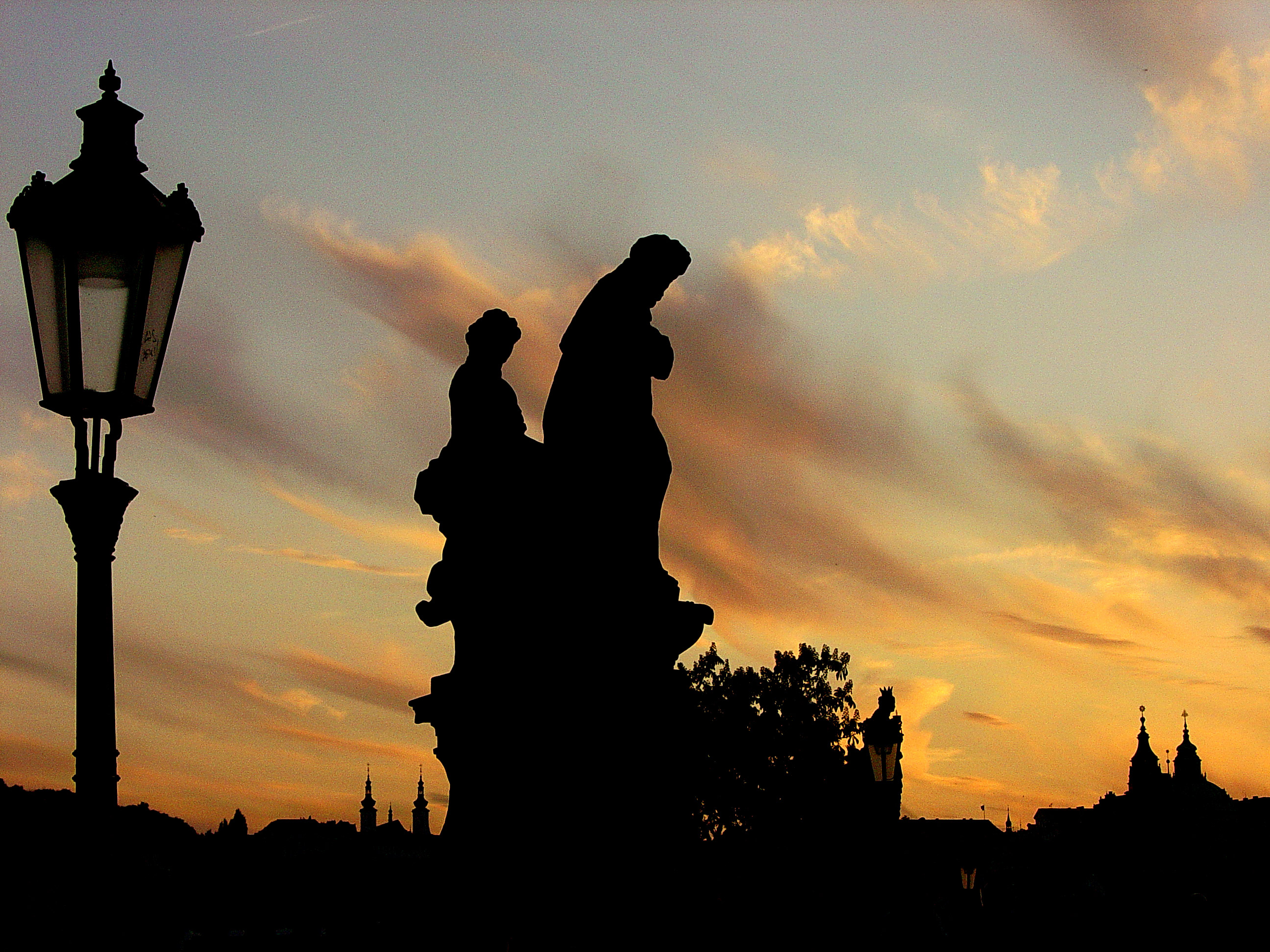 Praga, zachód słońća, most Karola, niebo, podróże, podróże po Europie, fotografia Monika Turska