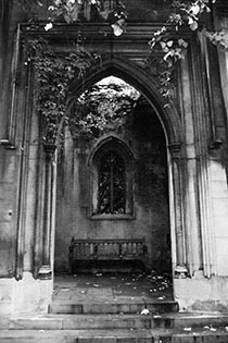 Gotyckie ruiny, Londyn, średniowiecze, kościół st Dunstan, London, podróże, podróże po Europie, fotografia Monika Turska