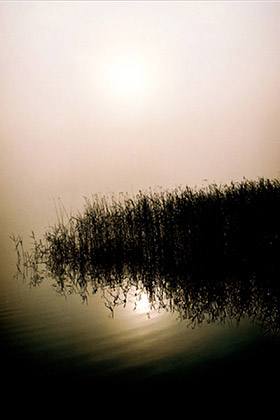 Mazury, wschód słońca nad jeziorem, podróże rowerem, fotografia Monika Turska