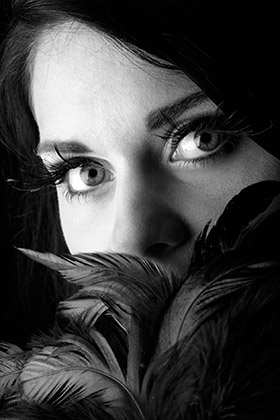 oczy, kobiece oczy, wachlarz, pióra, kobieta w obiektywie, portret b&w, fotografia Monika Turska