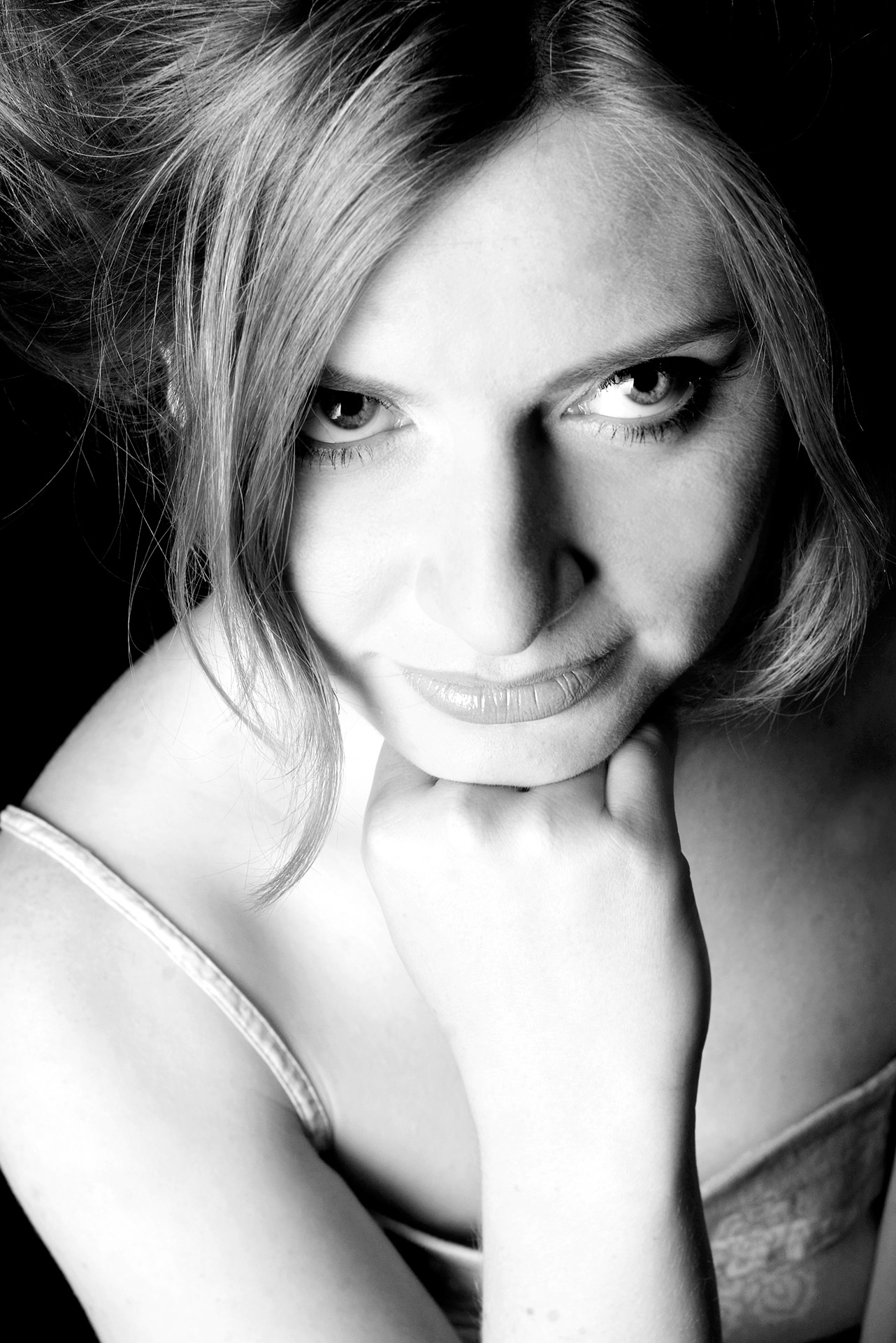 Portret czarno-biały, b&w photo, portret kobiecy, kobieta w obiektywie, fotografia studyjna, fotografia Monika Turska
